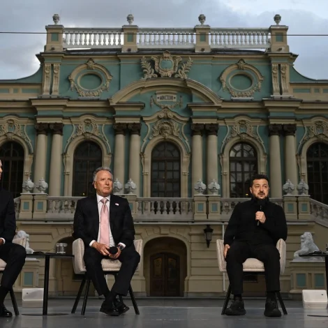 Frá vinstru: Amerikonsku sendifólkini Jared Kushner og Steve Witkoff, og ukrainski forsetin, Volodymyr Zelenskyj á tíðindafundi í ukrainska høvuðsstaðnum Kyiv sunnudagin (Mynd: Genya Savilov/AFP/Ritzau Scanpix)