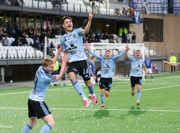 Ingi Jonhardsson og hinir víkingarnir fegnast um 1-0 málið á Tórsvølli leygarkvøldið. Avrikið og úrslitið gerst flottari, meira man fer afturum, hvat er hent í Sarpugerði. Síðani stovnanina er Víkingur mest vinnandi felagið á manssíðuni  (Mynd: Sverri Egholm)