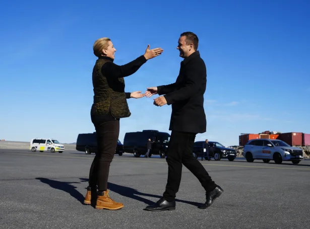 Jens-Frederik Nielsen tekur ímóti Mette Frederiksen í Nuuk (Mynd: Mads Claus Rasmussen/Ritzau Scanpix)