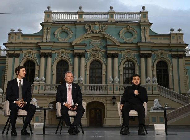 Frá vinstru: Amerikonsku sendifólkini Jared Kushner og Steve Witkoff, og ukrainski forsetin, Volodymyr Zelenskyj á tíðindafundi í ukrainska høvuðsstaðnum Kyiv sunnudagin (Mynd: Genya Savilov/AFP/Ritzau Scanpix)