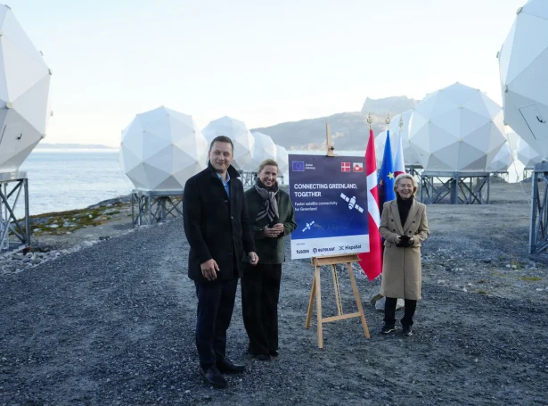 Jens-Frederik Nielsen, Mette Frederiksen og Ursula von der Leyen á Eutelsat Oneweb støðini í Nuuk fyrr í dag (Mynd: Mads Claus Rasmussen/Ritzau Scanpix)