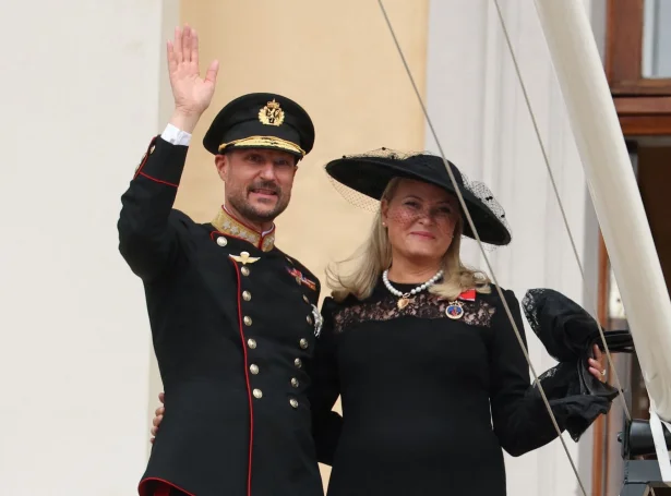 Harald kongur og Mette-Marit drotning. Júst nýggja drotningin og sonur hennara hava skapt øsing í norska fólkinum. Mette-Marit fyri sambandi við Jeffrey Epstein og sonurin Marius Borg Høiby fyri nógv álvarsom brotsverk - serliga mótvegis kvinnum (Mynd: Odd Andersen/AFP/Ritzau Scanpix)