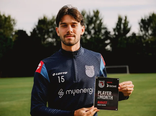 Ikki óvæntað fall valið á Geza David Turi. Fyrrverandi víkingurin fær viðurkenning í Onglandi (Mynd :Grimsby Town)