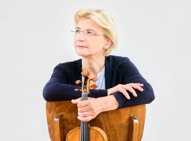  - At tað hevur eydnast at fáa Antje Weithaas at spæla við symfoniorkestrinum er heilt fantastiskt. Tað er ikki á hvørjum degi vit fáa slíkar vitjanir, sigur orkesturstjórin Hans Petur í Brekkunum