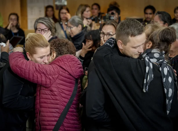Danski forsætisráðharrin, Mette Frederiksen og grønlendski landsstýrisformaðurin, Jens-Frederik Nielsen heilsa uppá grønlendskar kvinnur á einum tiltaki í Nuuk, í sambandi við, at danski staturin kom við einari almennari umbering í september í fjør (Mynd: Mads Claus Rasmussen/Ritzau Scanpix)