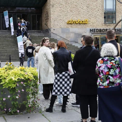 Veljarar í Stockholm bíðaðu eftir at brævatkvøða í gjár (Mynd: Stefan Jerrevang/TT/Ritzau Scanpix)