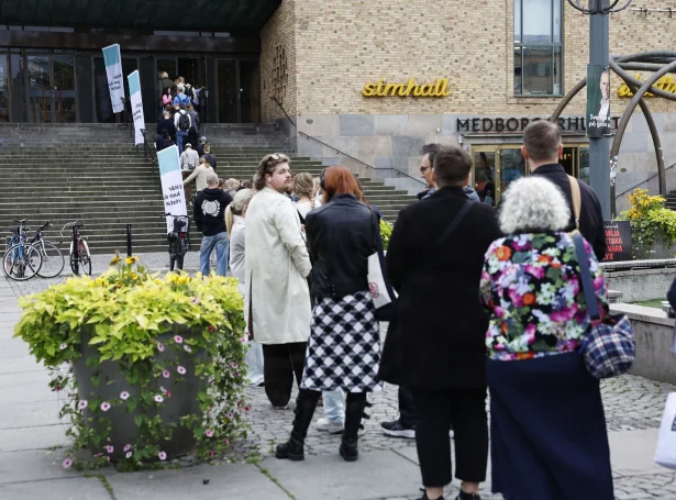 Veljarar í Stockholm bíðaðu eftir at brævatkvøða í gjár (Mynd: Stefan Jerrevang/TT/Ritzau Scanpix)