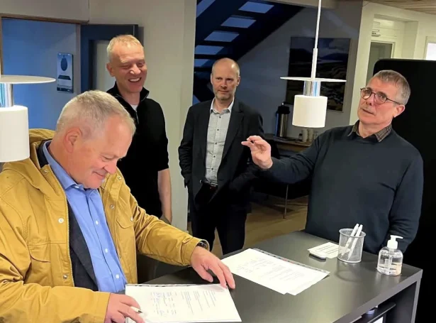 Bjarni Prior, borgarstjóri í Vága kommunu, Sigurd L. Lamhauge, stjóri í IRF, Hjalmar Hansen, stjóri í Undirvísingarstýrinum, og Eyðun Gaard, stjóri á Nám skrivaðu undir samstarvsavtalu í farnu viku