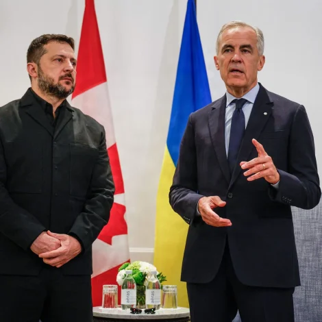 Mark Carney, kanadiski forsætisráðharrin, her saman við ukrainska forsetanum Volodymyr Zelenskyj, sum vitjaði í Kanada herfyri (Mynd: Jeff Mcintosh/AFP/Ritzau Scanpix)