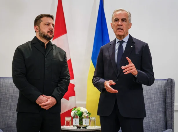 Mark Carney, kanadiski forsætisráðharrin, her saman við ukrainska forsetanum Volodymyr Zelenskyj, sum vitjaði í Kanada herfyri (Mynd: Jeff Mcintosh/AFP/Ritzau Scanpix)