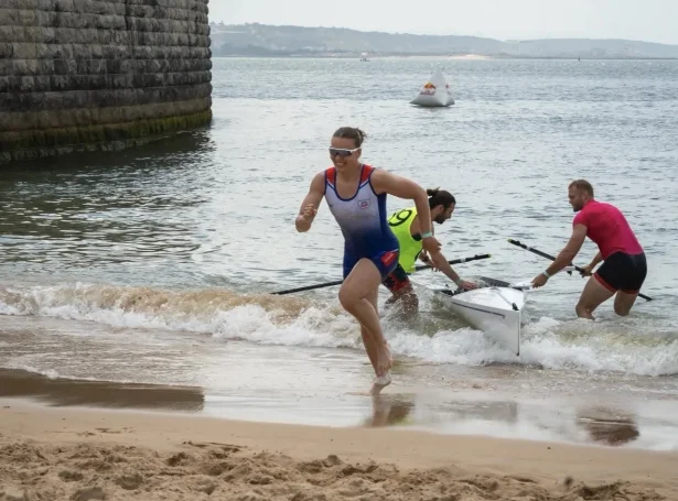 Hon hevur vant nógv heima í Føroyum, bæði á sjónum í Hósvík og á rógvimaskinu, og í summar hevur hon fingið týðandi kappingarroyndir frá Beach Sprint-kappingum í bæði Svøríki og Italia, staðfestir Róðrarsamband Føroya (Mynd: rsf.fo)