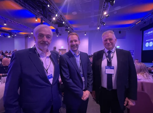 Landsstýrismaðurin í vinnumálum, Jacob Vestergaard og Niels Christian Nolsøe, stjóri á Jarðfeingi á orkufundi í Aberdeen her saman við Boga Vang, sum arbeiðir hjá bretska oljufelagnum ADURA. Mynd Jan Müller