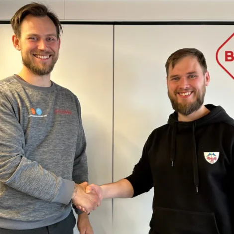 Tobias S. Kempf saman við Peturi Hansen, formanni í RSF: - Við einum tvey ára sáttmála fáa vit størri støðufesti í landsliðsarbeiðið. Tað gevur Tobias betri møguleika at arbeiða miðvíst og langsiktað við íkarunum, samstundis sum vit kunnu byggja víðari á tað góða arbeiðið, sum longu er gjørt,