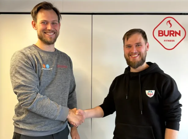 Tobias S. Kempf saman við Peturi Hansen, formanni í RSF: - Við einum tvey ára sáttmála fáa vit størri støðufesti í landsliðsarbeiðið. Tað gevur Tobias betri møguleika at arbeiða miðvíst og langsiktað við íkarunum, samstundis sum vit kunnu byggja víðari á tað góða arbeiðið, sum longu er gjørt,