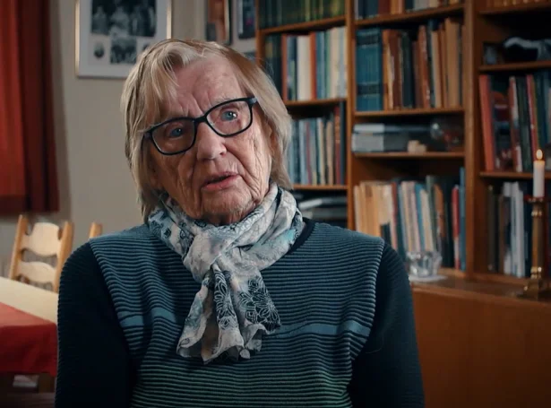 Í heilsuverkinum, á sosiala økinum, í býráðspolitikki og í lokalsamfelagnum setti Katrin Dahl ferð á mál, sum í dag eru vorðin ein natúrligur partur av samfelagnum, at tað er løgið at hugsa sær, at tey einaferð ikki vóru. Talan er um fyrstu kvinnu, sum er vald fyri Fólkaflokkin yvirhøvur