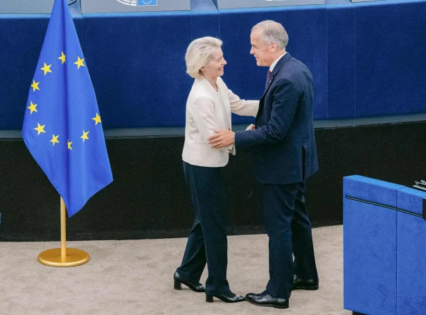 Ursula von der Leyen og Mark Carney í ES-tinginum í gjár (Mynd: Christophe Licoppe/AFP/Ritzau Scanpix)