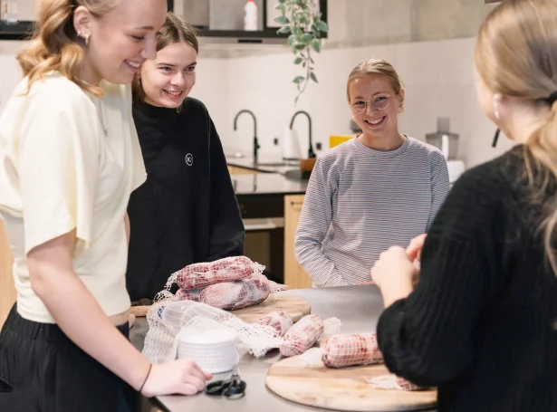 Týsdagin fara næmingar og lærarar at hava tríggjar kreativar verkstovur í Norðurlandahúsinum, har tey fara at læra okkum ymiskt, tey hava royndir við frá skúlanum