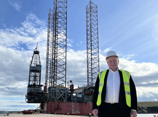 Jacob Vestergaard, landsstýrismaður í vinnumálum vitjar nýggju havnina í Aberdeen. Mynd Óluva Eidesgaard, Jarðfeingi.