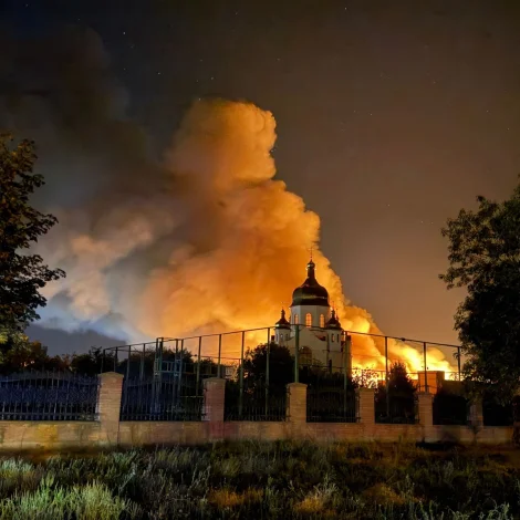 Fólk fáa javnt og samt skaðar, tá russisk álop raka innfrákervi í Ukraina - her í Zaporizhzhia í gjár (Mynd: Darya Nazarova/AFP/Ritzau Scanpix)