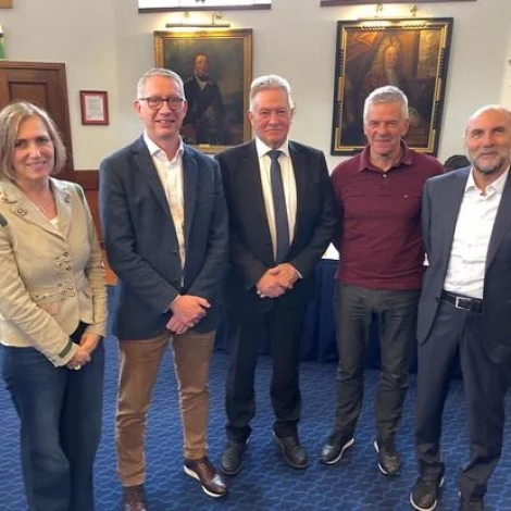Landsstýrismaðurin í vinnumálum, Jacob Vestergaard saman við stjórunum í teimum fimm oljufeløgunum, ið eru virkin á Atlantsmótinum, BP, Adura, Serica Energy og Ithaca Energy. (Mynd Jan Müller)