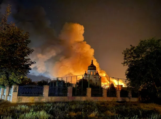 Fólk fáa javnt og samt skaðar, tá russisk álop raka innfrákervi í Ukraina - her í Zaporizhzhia í gjár (Mynd: Darya Nazarova/AFP/Ritzau Scanpix)