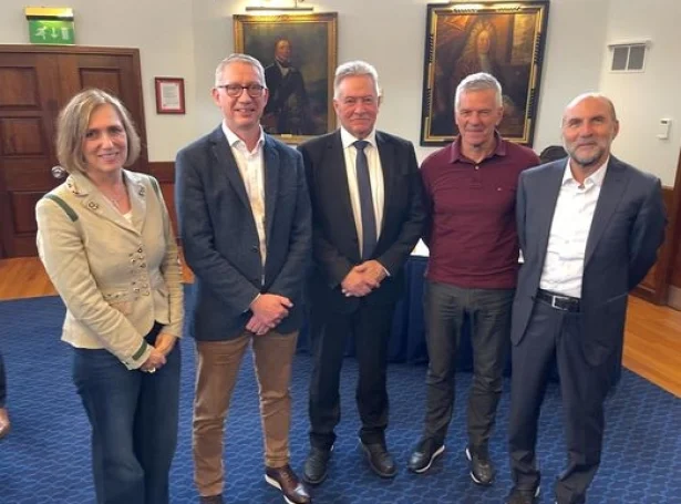 Landsstýrismaðurin í vinnumálum, Jacob Vestergaard saman við stjórunum í teimum fimm oljufeløgunum, ið eru virkin á Atlantsmótinum, BP, Adura, Serica Energy og Ithaca Energy. (Mynd Jan Müller)