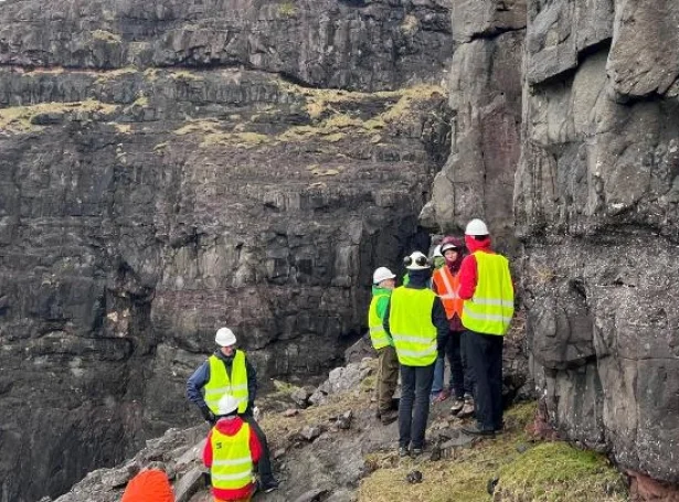- Tað sermerkta við Føroyum er, at basaltflágirnar eru á landi og so lætt atkomiligar, at her er bæði lættari og bíligari at bora hol til goymslur í undirgrundini enn aðrastaðni (Mynd: gransking.fo)