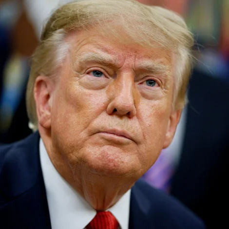 Amerikanski forsetin, Donald Trump hevur góðkent nýggjan lógarpakkan um revsitiltøk móti Russlandi og Iran (Mynd: Evan Vucci/Reuters/Ritzau Scanpix)
