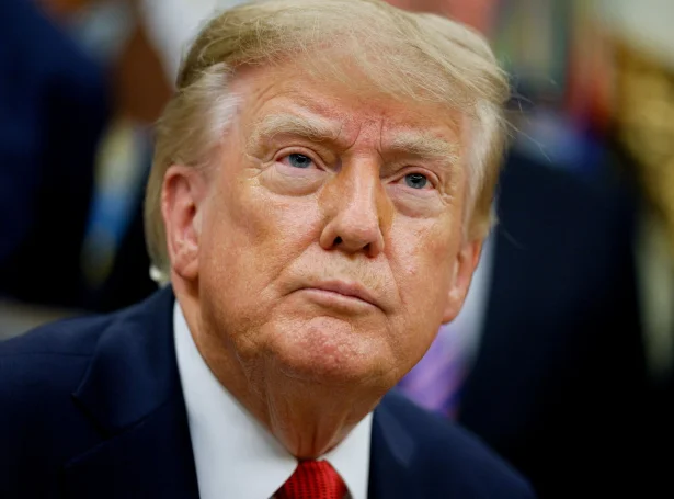 Amerikanski forsetin, Donald Trump hevur góðkent nýggjan lógarpakkan um revsitiltøk móti Russlandi og Iran (Mynd: Evan Vucci/Reuters/Ritzau Scanpix)
