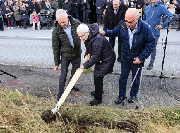 Vilhelmina Johansen loysir flagið (Mynd: Sverri Egholm)