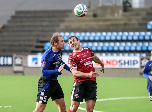 EB/Streymur tryggjaði 3-2 sigur í evstu løtu á Toftum mitt í september. Hetta var ein av týðandi sigrunum hjá sundalagsmonnum, sum heldur ikki í ár spæla fyri plássinum á seinasta leikdegi (Mynd: Sverri Egholm)