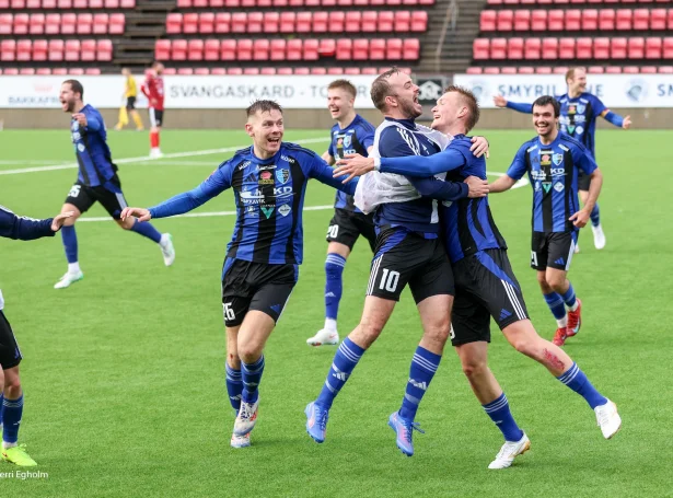 Spælararnir hjá EB/Streymi stórfegnast eftir 3-2 málið hjá Laurits Nørby í 95. minutti (Mynd: Sverri Egholm)