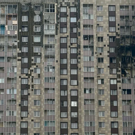 Íbúðarbygningur í Kotelniki í Moskva-landslutinum, sum varð raktur av dronum í morgun (Mynd: AFP/Ritzau Scanpix)