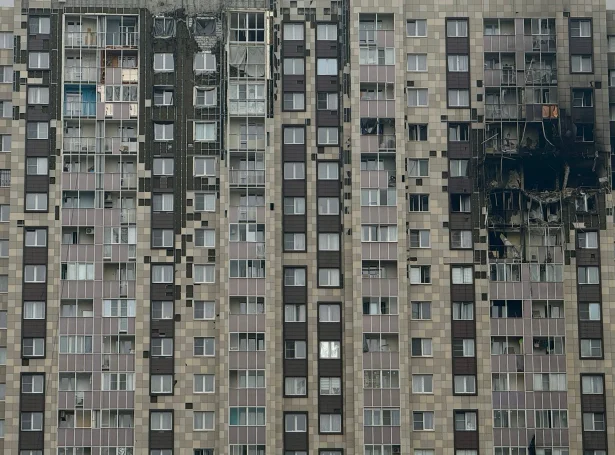 Íbúðarbygningur í Kotelniki í Moskva-landslutinum, sum varð raktur av dronum í morgun (Mynd: AFP/Ritzau Scanpix)