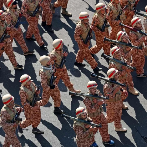 Iransk herfólk gingu skrúðgongu í høvuðsstaðnum Teheran í farnu viku (Mynd: AFP/Ritzau Scanpix)