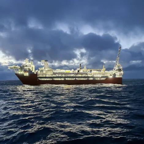 Framleiðsluskipið Johan Castberg liggur í Barentshavinum. Feltið er í dag tað norðasta oljufeltið í Noregi. Mynd Equinor