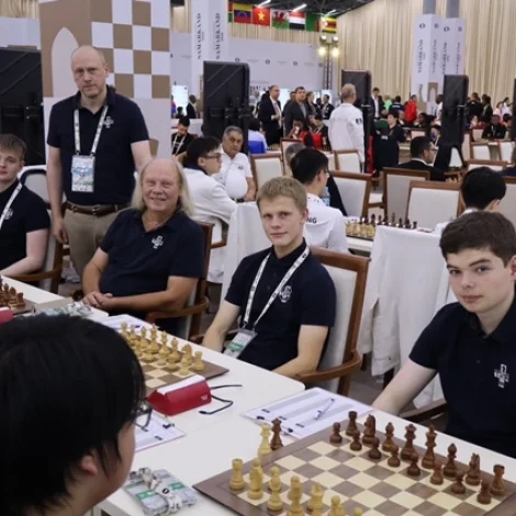 Føroyska liðið í OL-dysti í Usbekistan. F.v.: Luitjen Akselsson Apol, Hjalti Petersen, liðleiðari, John Rødgaard, Jón í Horni Nielsen og Rókur Davidsen. Elias Petersen vantar á myndini