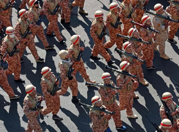 Iransk herfólk gingu skrúðgongu í høvuðsstaðnum Teheran í farnu viku (Mynd: AFP/Ritzau Scanpix)