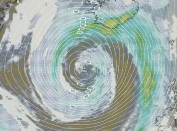 Á middegi hósdagin sær tað soleiðis út á havleiðunum vestan fyri Føroyar. Lágtrýstið er einar 300 fjórðingar sunnan fyri Ísland, lufttrýstið í miðjuni er 960 hPa, mest vindurin er sunnan fyri Miðjuna, men mesta regnið nærkast okkum. (Mynd: windy.com)