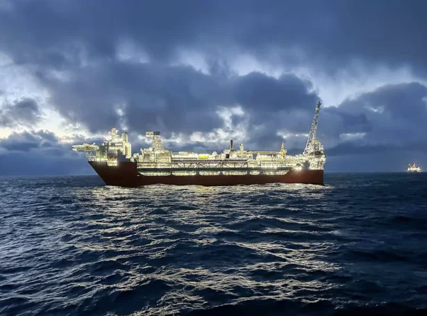 Framleiðsluskipið Johan Castberg liggur í Barentshavinum. Feltið er í dag tað norðasta oljufeltið í Noregi. Mynd Equinor
