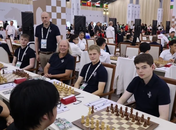 Føroyska liðið í OL-dysti í Usbekistan. F.v.: Luitjen Akselsson Apol, Hjalti Petersen, liðleiðari, John Rødgaard, Jón í Horni Nielsen og Rókur Davidsen. Elias Petersen vantar á myndini