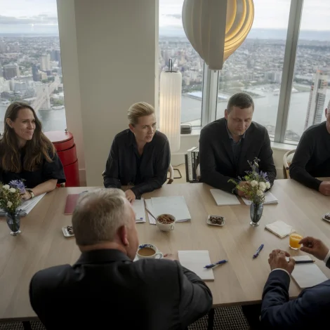 Umboð fyri grønlendska landsstýrið og donsku stjórnina sótu á fyrireikandi fundi í íbúðini hjá danska aðalkonsulinum á Manhattan í New York í gjár (Mynd: Mads Claus Rasmussen/Ritzau Scanpix)
