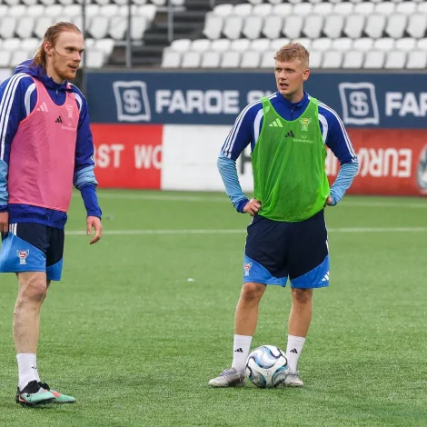 Emil Weihe Joensen og Mattias Hellisdal eru úttiknir til dystir um stig - fleiri av royndu sentralu miðvallarunum mangla (Mynd: Hans Erik Danielsen)