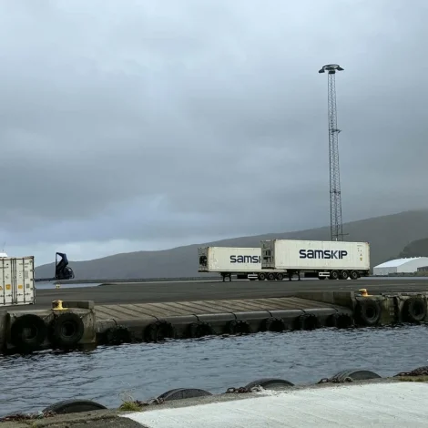 Vágs havn hevur eitt 5.000 fermetra stórt havnalag á norðursíðuni av Vágsfirði við atløgubryggju, eisini ro-ro, og fleiri atløguplássum. (Mynd: vagur.fo)