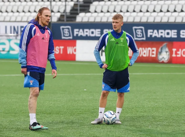 Emil Weihe Joensen og Mattias Hellisdal eru úttiknir til dystir um stig - fleiri av royndu sentralu miðvallarunum mangla (Mynd: Hans Erik Danielsen)
