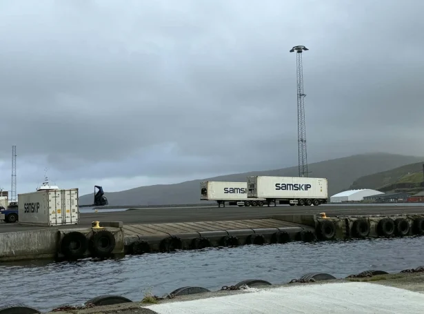 Vágs havn hevur eitt 5.000 fermetra stórt havnalag á norðursíðuni av Vágsfirði við atløgubryggju, eisini ro-ro, og fleiri atløguplássum. (Mynd: vagur.fo)