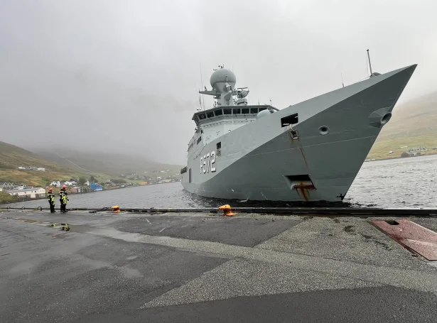 Danske verjuskipið, Lauge Koch, kom á Vestmanna í gjárkvøldið (Mynd: Birgir Waag Høgnesen)