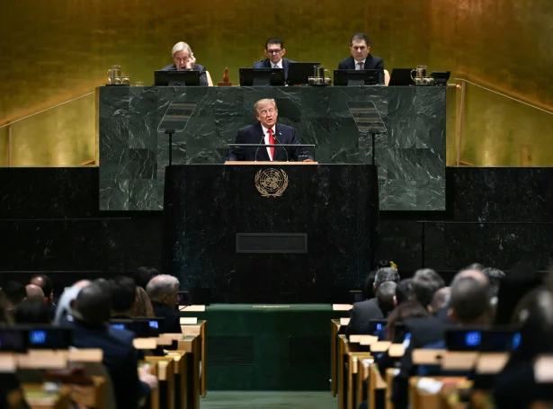 Donals Trump á talarastólinum í New York, har forsetin bara hevði okkurt at fegnast um, hvar Grønlandi og 