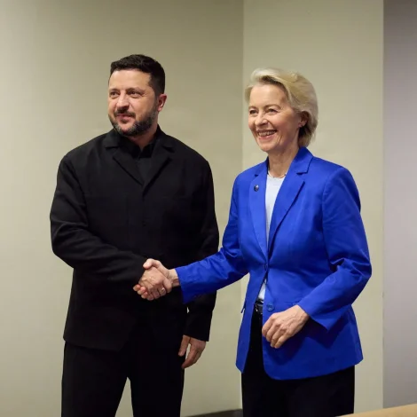 Ukrainski forsetin, Volodymyr Zelenskyj og forkvinnan í ES-nevndini, Ursula von der Leyen hittust á ST-aðalfundinum týsdagin (Mynd: Handout/AFP/Ritzau Scanpix)
