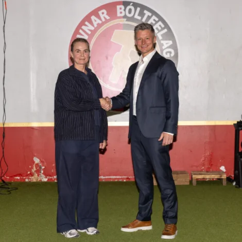 Helga Ellingsgaard tók í summar við sum forkvinna í HB. Nú hava hon og starvsnevndin sett fastan høvuðsvenjara til besta mansliðið - ein venjara sum Helga sjálv hevði í felagnum í 1995, tá hann bert var 18-ára gamal. Samskifti teirra millum seinastu tíðina hevur verið gott og ein lykil, vísa tey á (Mynd: hb.fo/Rói Sørensen)